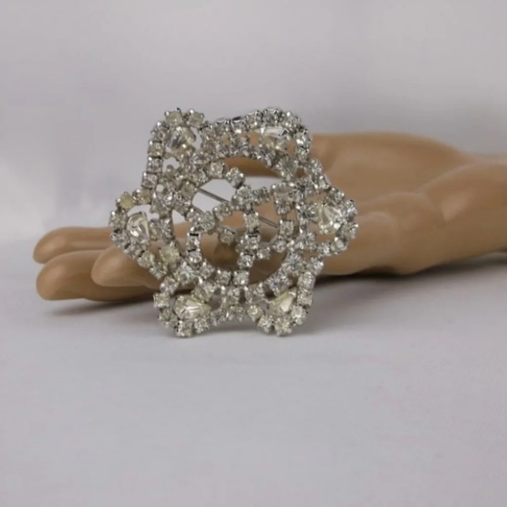 Vintage 1950s Kramer of New York Large Rhinestone Brooch‎